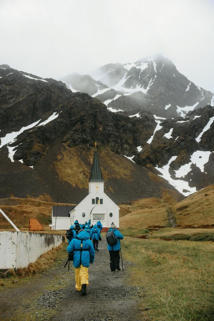 A igreja de Grytviken foi o palco da cerimônia, acompanhada pelos tripulantes do SH Diana