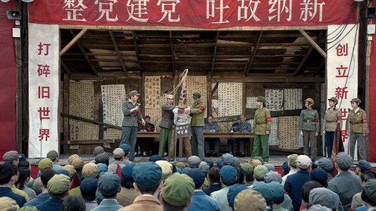Cena de abertura de 'O Problema dos 3 Corpos' retrata o linchamento de um professor na China dos anos 60
