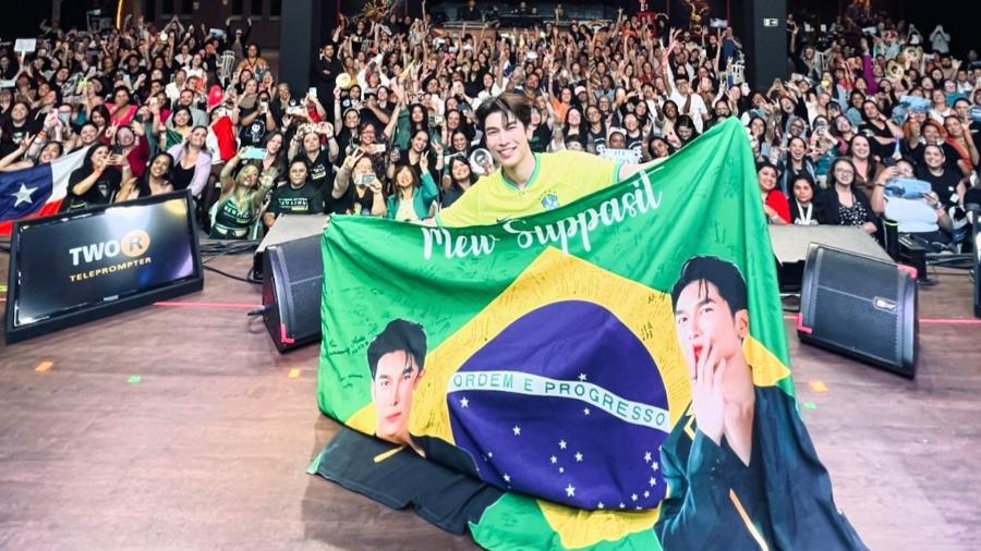 Mew Suppasit no seu fan meeting no Brasil. A foto foi tirada por Tul, seu namorado.