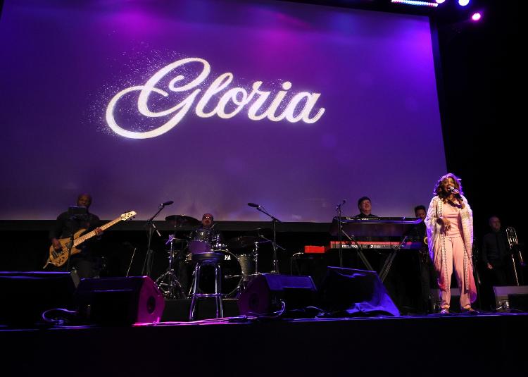 A cantora Gloria Gaynor durante show em Nova York em 2023