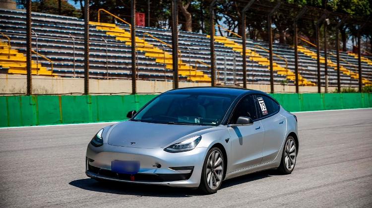 Tesla 2018 tem cerca de 160 mil km rodados e dono diz que baterias estão com 88% da capacidade original