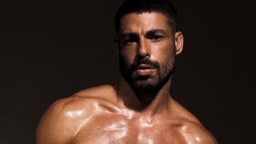 Cauã Reymond faz ensaio sensual Cauã Reymond faz ensaio sensual