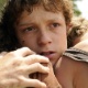 Tom Holland em "O Impossível" (2012) - Divulgação