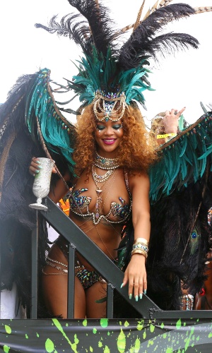 3.ago.2015 - Vestida com um traje típico do Carnaval de Barbados, Rihanna comemora o Kadooment Day em seu país natal