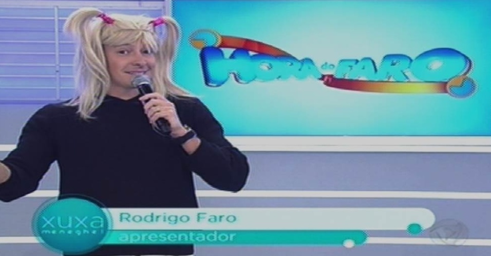 17.ago.2015 - Com peruca de paquita, Rodrigo Faro deseja sorte para Xuxa na estreia do programa 