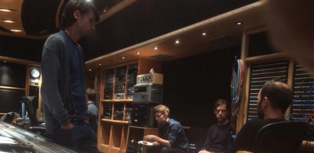 Intagrantes do Radiohead reunido em estúdio em foto divulgada pelo compositor Robert Ziegler - Reprodução/Twitter