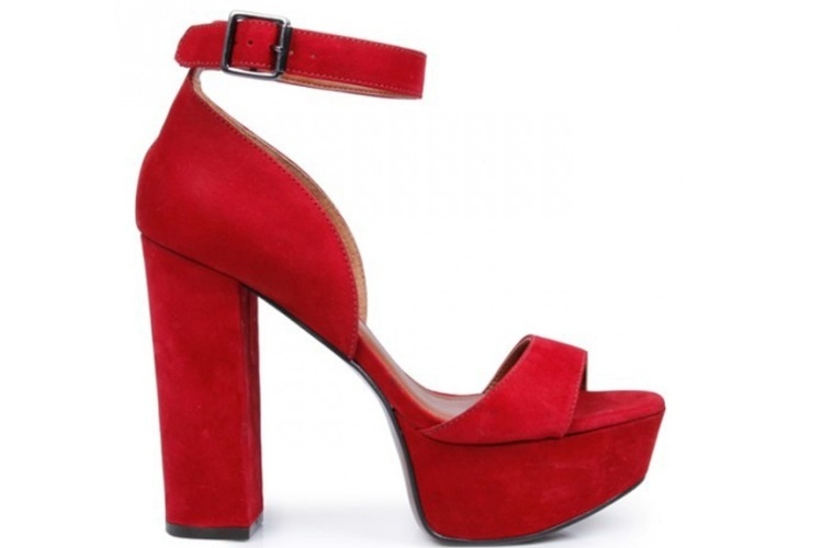 Sandália plataforma vermelha, da My Shoes. Preço: R$ 389,90. Informações: www.myshoes.com.br | Preço e disponibilidade pesquisados em setembro de 2015 e sujeitos a alterações - Divulgação