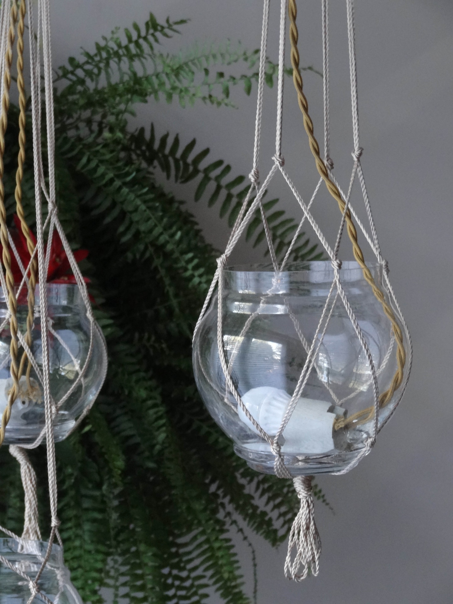 Cristina Miccolis e Mariana Klem tiveram uma ideia simples, barata e bonita para criar a luminária sobre a mesa de jantar. A dupla utilizou cordas trançadas para suspender potes de vidro que acolhem as lâmpadas LED. O resultado fez jus à proposta do Estúdio do Velejador na Morar Mais por Menos RJ (www.morarmais.com.br), que fica em cartaz até 2 de novembro de 2015 - MCA Estúdio/ Divulgação