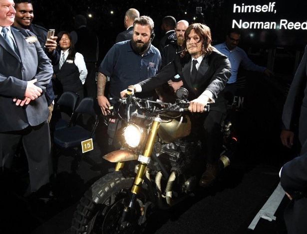 9.out.2015 - Norman Reedus chega ao Madison Square Garden pilotando a moto da série - Jamie McCarthy/Getty Images