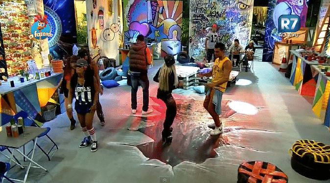 23.out.2015 - A festa desta sexta-feira combinou com a última atividade surpresa - Reprodução/Record