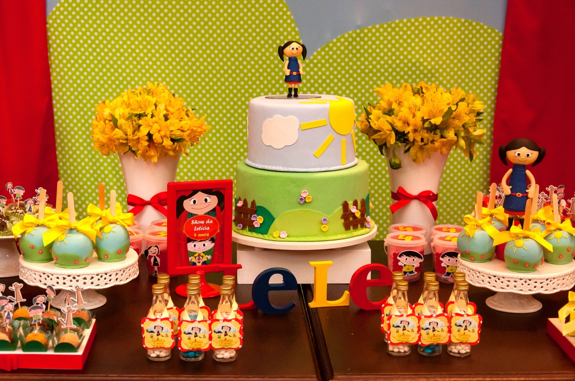 O desenho nacional "O Show da Luna" lidera a audiência entre crianças de quatro a oito anos, ultrapassando a animação "Peppa Pig". Apaixonada pela personagem, a aniversariante Letícia fez questão de comemorar seu aniversário de quatro anos com o tema. Para receber os 80 convidados, Rosângela Ribeiro, da Mariah Festas (www.mariahfestas.com.br), foi responsável por transformar o Espaço Formigueiro, na Vila Olímpia, em São Paulo, no local em que Luna e sua turma aprendem sobre ciência - George Montezani Fotografia