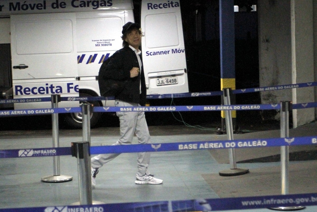 17.fev.2016 - Vocalista do Rolling Stones, Mick Jagger sorri para os fotógrafos ao desembarcar no aeroporto do Galeão, no Rio de Janeiro - Marcos Ferreira/Brazil News