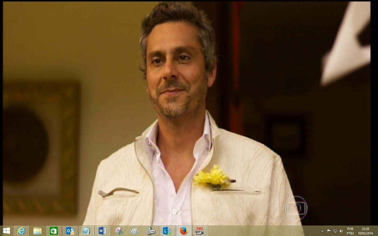 10.mar.2016 - Vestido de branco, Romero (Alexandre Nero) se prepara para casar com Atena (Giovanna Antonelli) em "A Regra do Jogo" - Reprodução/Globo