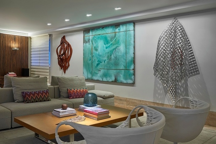 Sem modismos, nem materiais ou acabamentos que podem ?cansar? ao longo dos anos, a decoração pode ser feita apenas com obras de arte escolhidas a dedo ? um estilo sóbrio e suavemente elegante. Nesta sala, a arquiteta Vivian Coser apostou em peças contemporâneas: escultura de Frans Krajcberg, tela do carioca José Bechara, e escultura de Ascânio MMM (da esquerda para a direita) - Jomar Bragança/ Divulgação