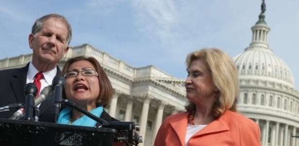 Shandra hoje discursa sobre o tema; na foto, com o congressistas americanos Ted Poe e Carolyn Maloney - Reprodução/BBC - Reprodução/BBC