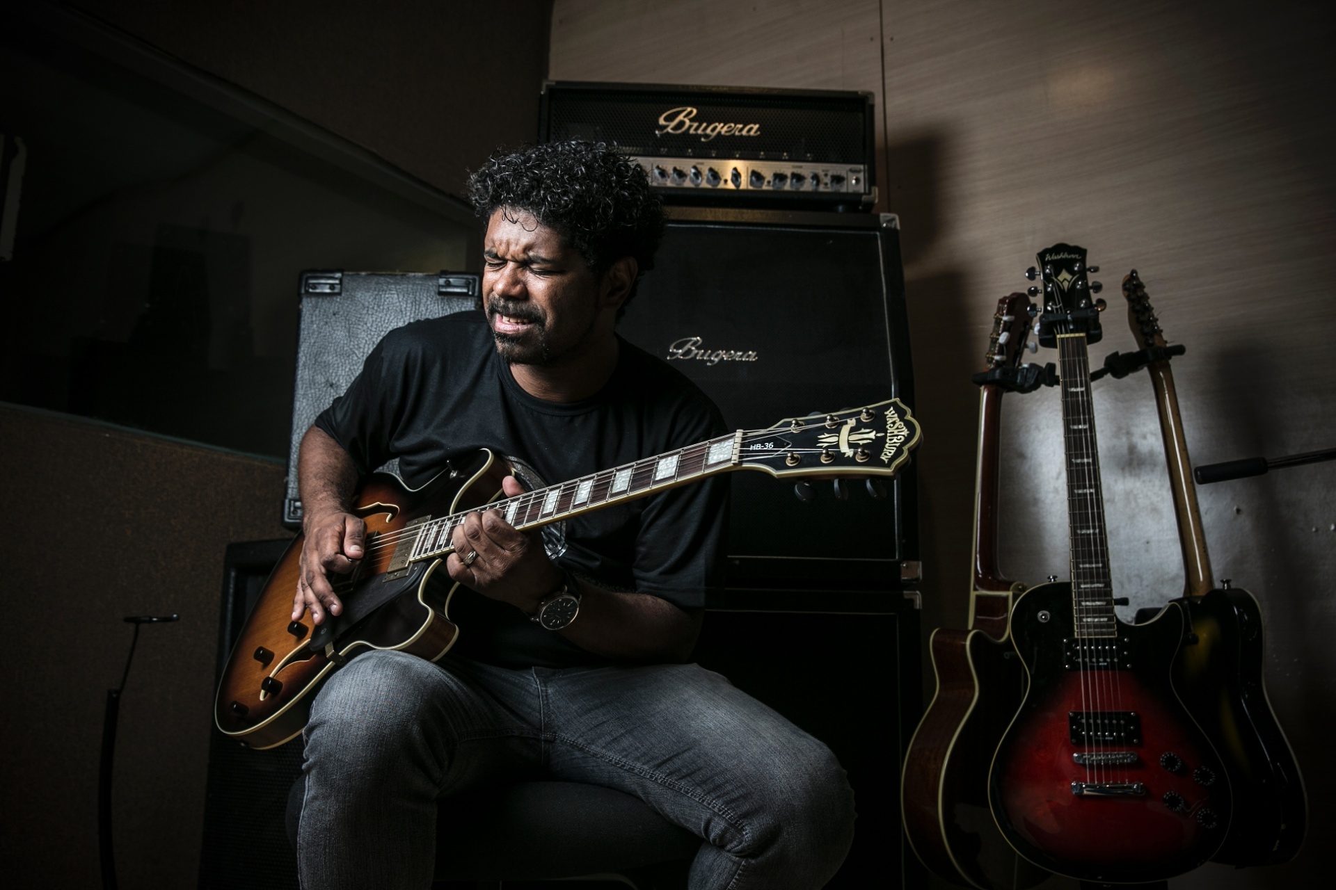 O pastor e cantor gospel Wesley Ros mostra seu estúdio particular em Osasco - Lucas Lima/UOL