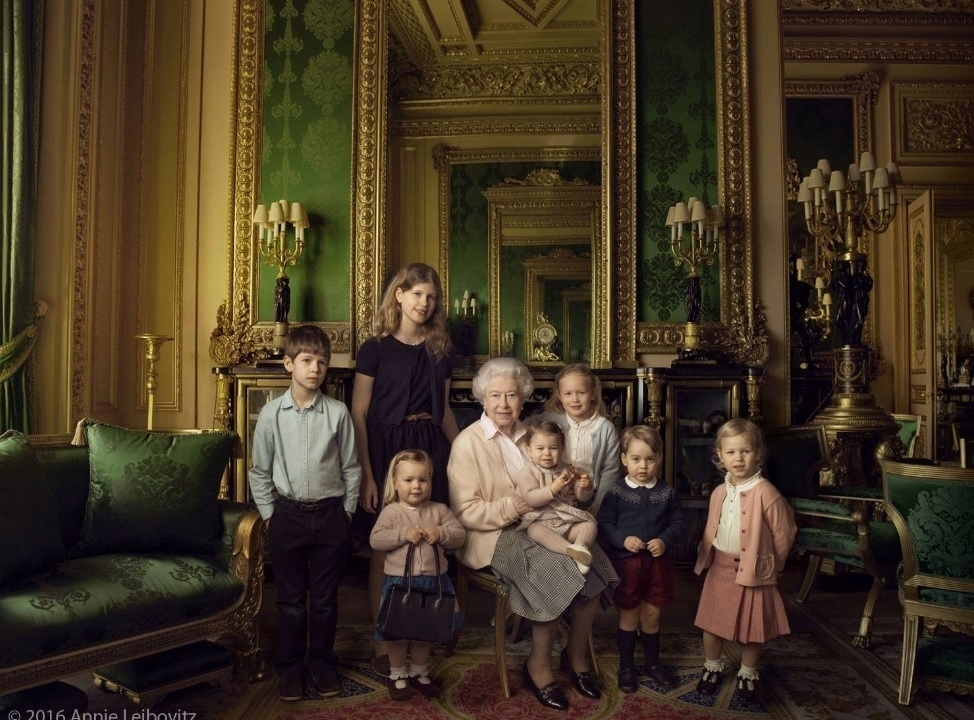 20.abr.2016 - A rainha Elizabeth aparece em fotos oficiais divulgadas pela Monarquia Britânica em comemoração aos seus 90 anos. Na imagem, ela aparece ao lado dos netos e bisnetos - Annie Leibovitz/Divulgação