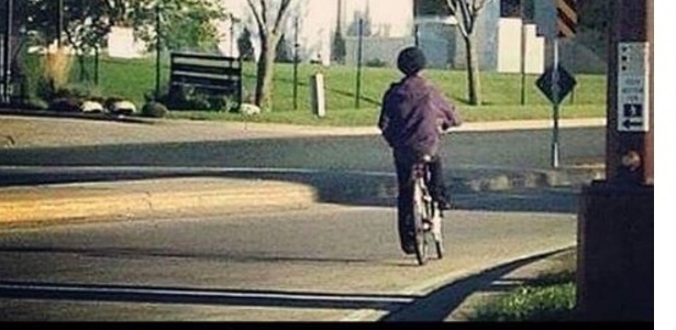 Prince anda de bicicleta três dias antes de sua morte pelas ruas de Paisley Park - Reprodução/Instagram/princelivethebest