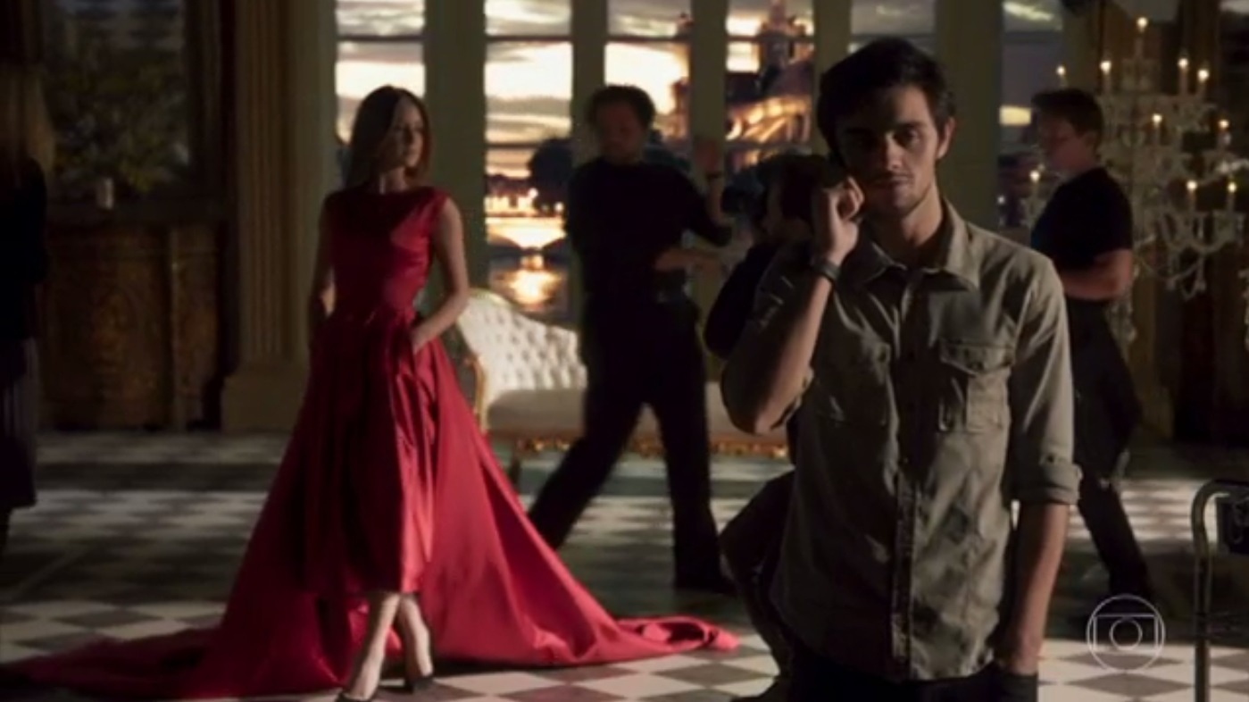 Em Paris, Eliza trabalha como modelo e Jonatas aprende francês em aplicativo de celular no último capítulo de "Totalmente Demais" - Reprodução/TV Globo