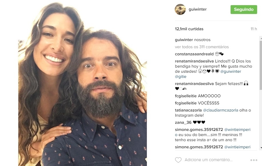 11.jun.2016 - Casal na ficção e na vida real, Guilherme Winter e Giselle Itié posaram juntos na véspera do Dia dos Namorados. "Nosotros" ("nós", em espanhol), escreveu o Moisés de "Os Dez Mandamentos" - Reprodução/Instagram/guiwinter