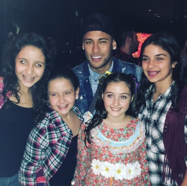 3.jul.2016 - O craque Neymar também foi uma das presenças vips da festa de Angélica e Luciano Huck - Reprodução/Instagram/mariananogueira