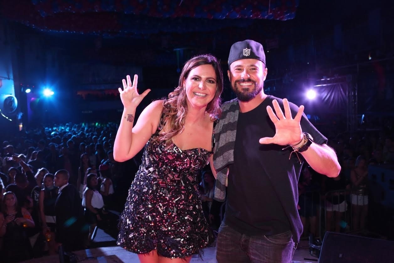 16.jul.2016 - Promoter Carol Sampaio ao lado do ator Paulinho Vilhena no Baile da Favorita - Reginaldo Teixeira/CS Eventos Divulgação