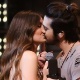 18.ago.2016 - Camila Queiroz e Luan Santana se beijam durante gravação do DVD "1977" do cantor sertanejo - Manuela Scarpa/Brazil News