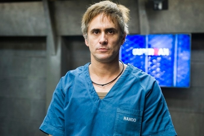 Nicolas Trevijano interpreta um padre que exerceu durante 20 anos sua função, mas não aceita seu afastamento do sacerdócio. Aos 40 anos de idade, Nando quer justiça, mas revela ter um pecado capital grave no programa: a vaidade - Divulgação/TVGlobo/Cauia Franco