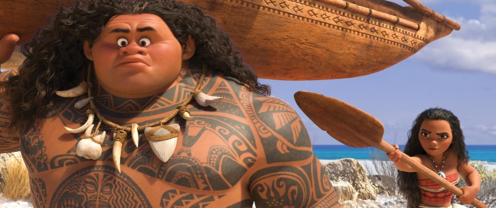 Moana ameaça o semideus Maui em uma das cenas na nova animação da Disney - Divulgação