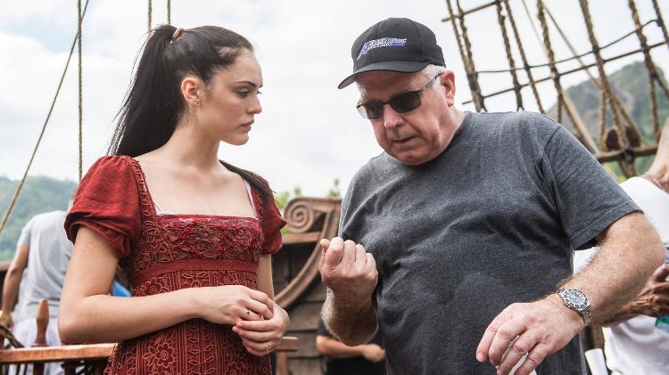O diretor britânico Andy Armstrong ensaia cenas de ação com Isabelle Drummond em "Novo Mundo" - Maurício Fidalgo/TV Globo - Maurício Fidalgo/TV Globo