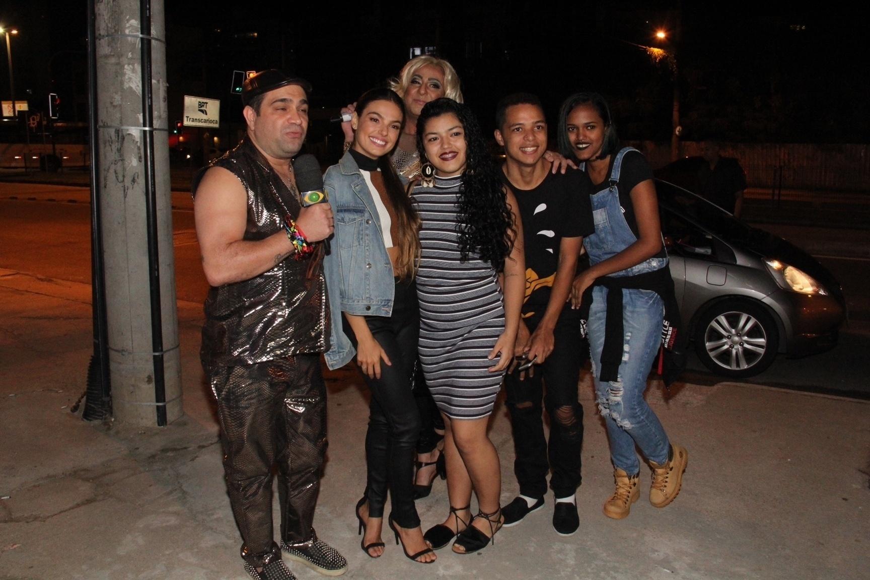 Isis Valverde atende fãs ao chegar para assistir ao primeiro capítulo de "A Força do Querer". - Wallace Barbosa / AgNews