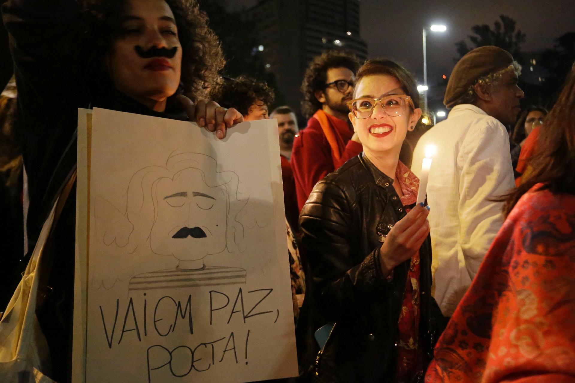 Fãs acendem velas e cantam músicas em memória do cantor cearense Belchior, na Praça Roosevelt, no centro de São Paulo - Nelson Antoine/Estadão Conteúdo