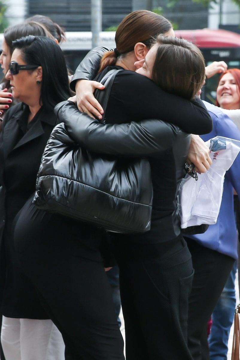 Claudia Raia abraça Alessandra Maestrini na entrada da Igreja Nossa Senhora do Brasil, no bairro dos Jardins, em São Paulo, onde aconteceu a missa de sétimo dia em homenagem ao ator Marcos Tumura, vítima de um infarto fulminante aos 49 anos - Manuela Scarpa/Brazil News