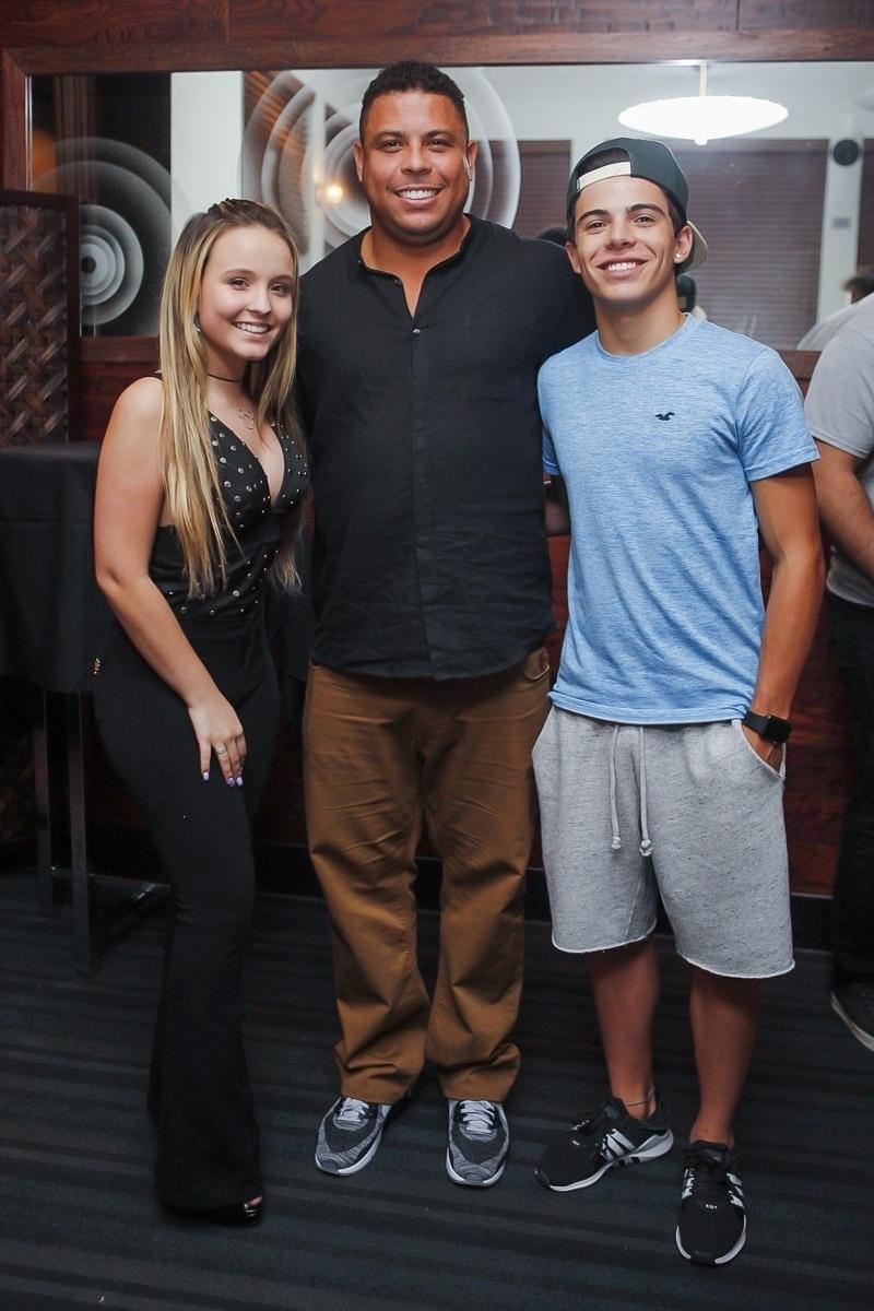 Ronaldinho com Larissa Manoela e Thomaz Costa - Leo Mayrink/Brazil News Internacional