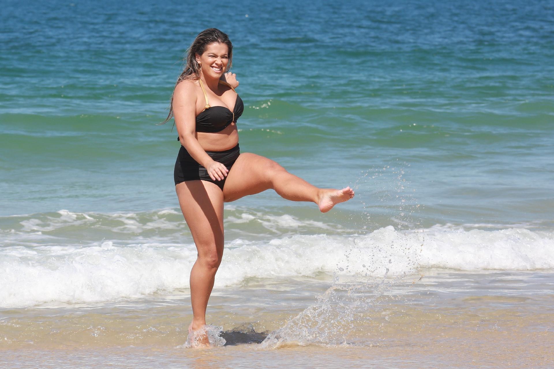 Fani Pacheco gravou um vídeo para seu canal do Youtube "Fani Quebra o Padrão", em que se assume uma "gordinha feliz", na praia do Recreio dos Bandeirantes, na zona oeste do Rio - Dilson Silva/Ag.News