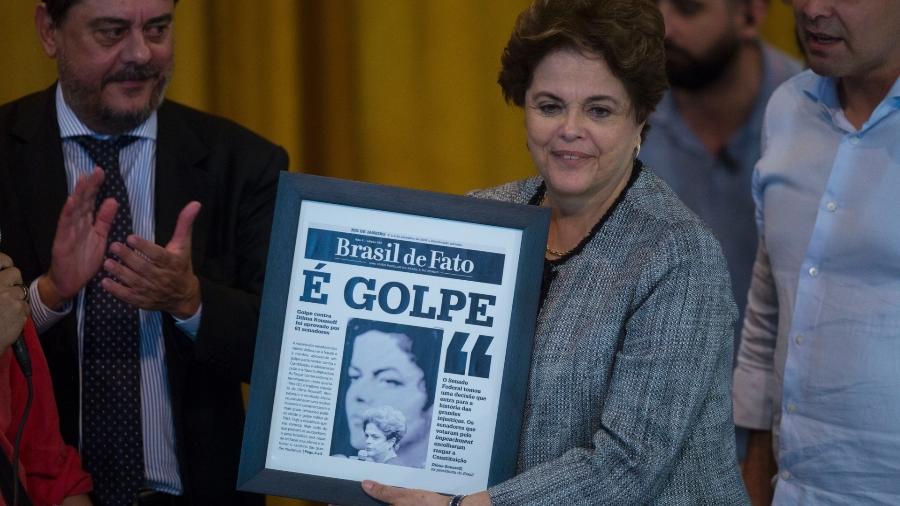 31.ago.2017 - Ex-presidente Dilma Rousseff (PT), militantes e artistas participam de evento no dia em que completa um ano do processo de impeachment que a retirou da Presidência da República - Mauro Pimentel/Folhapress