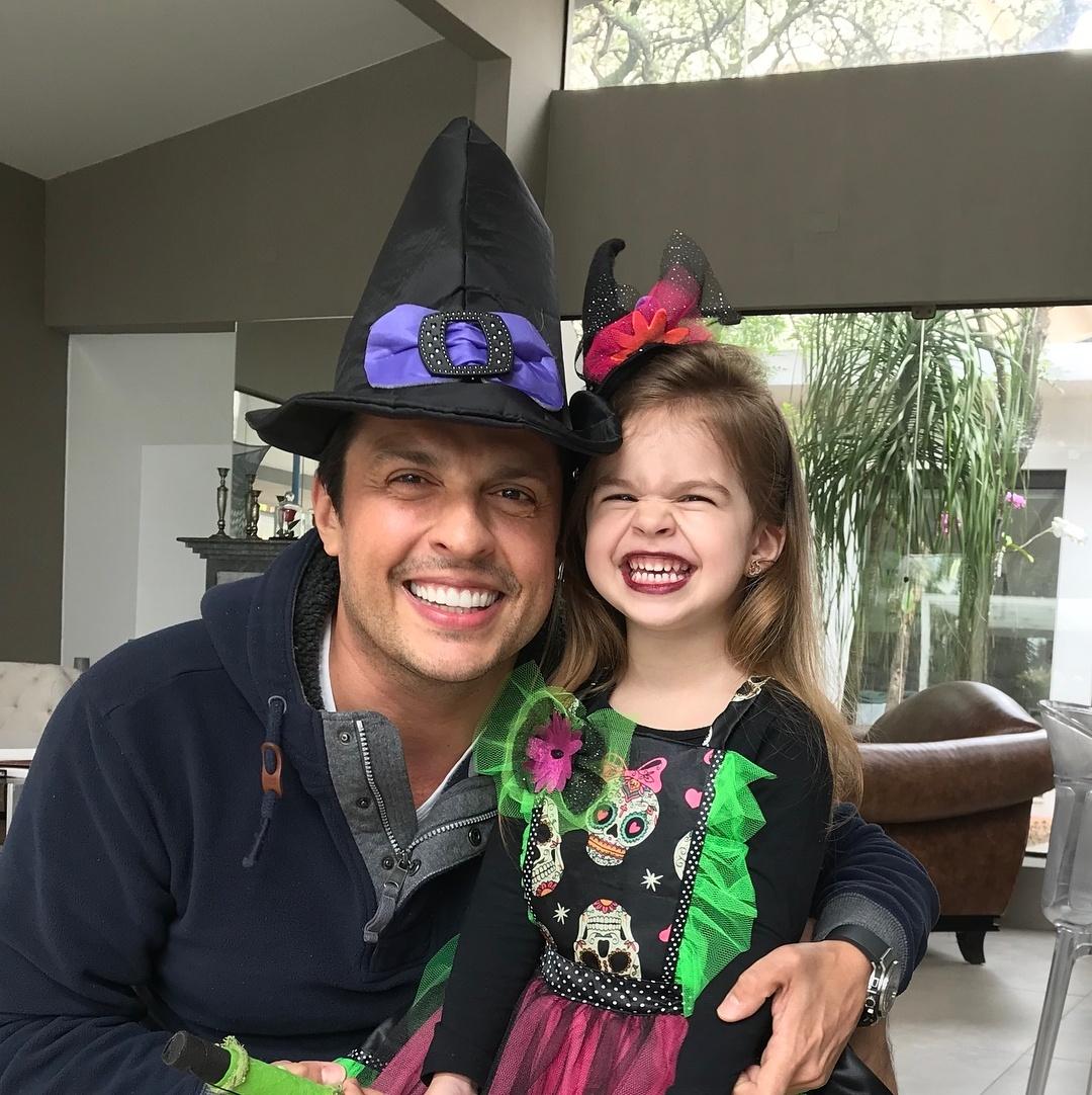 Ceará com a filha, Valentina, fantasiada de bruxa - Reprodução/Instagram
