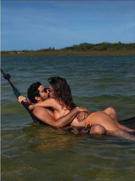 Renato Góes e Thaila Ayala se beijam em Jericoacoara - Reprodução / Instagram