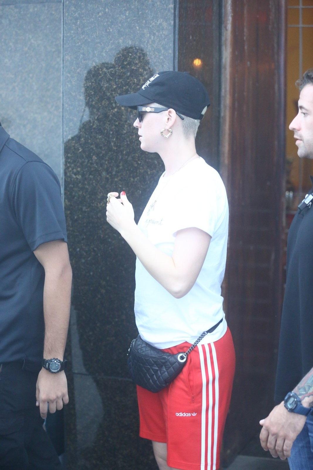 A cantora Katy Perry visitou o Cristo Redentor, no Rio de Janeiro, antes de fazer show na capital fluminense - AgNews