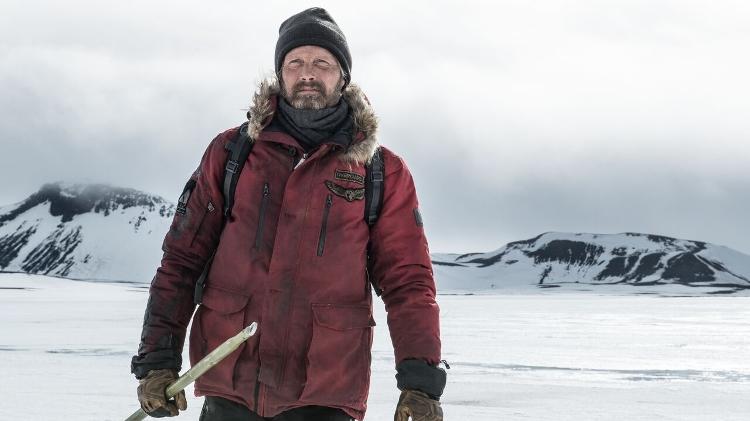 O ator Mads Mikkelsen em cena de "Arctic" - Reprodução - Reprodução