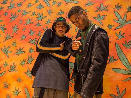 Renato Góes (Marcelo D2) e Skunk (Ícaro Silva) em imagem de "Legalize Já" - Reprodução