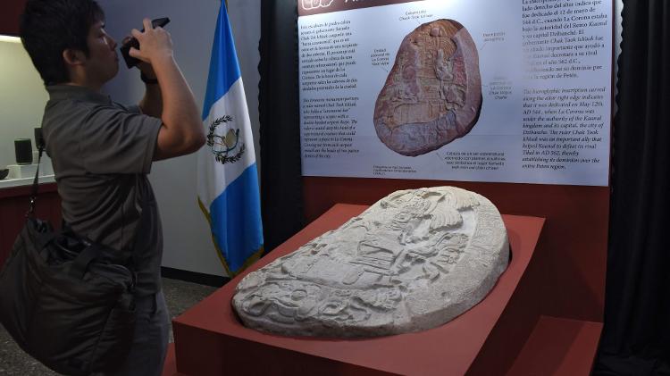 Homem tira foto do altar maia encontrado na América Central - Johan Ordóñez/AFP - Johan Ordóñez/AFP