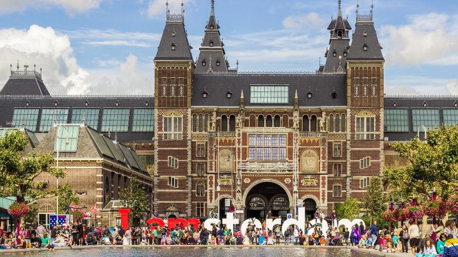Na capital holandesa, símbolo "I amsterdam" estava quase sempre lotado de turistas - Getty Images