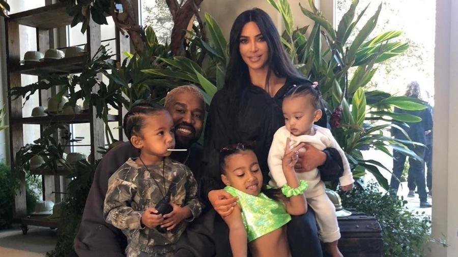 Kim Kardashian e Kanye West com os filhos - Reprodução/Instagram
