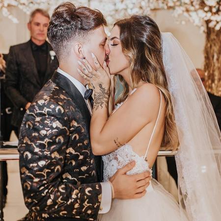 Saulo Poncio e Gabi Brandt trocam alianças e se beijam no altar - Reprodução/Instagram