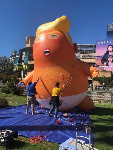 O balão do "bebê Trump" prestes a voar sobre a Comic-Con - Divulgação/CBR