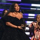 Emocionada, Lizzo recebe o Grammy de melhor performance pop solo por Truth Hurts; cantora foi a primeira a subir no palco da premiação para receber um gramofone - Kevin Mazur/Getty Images for The Recording Academy