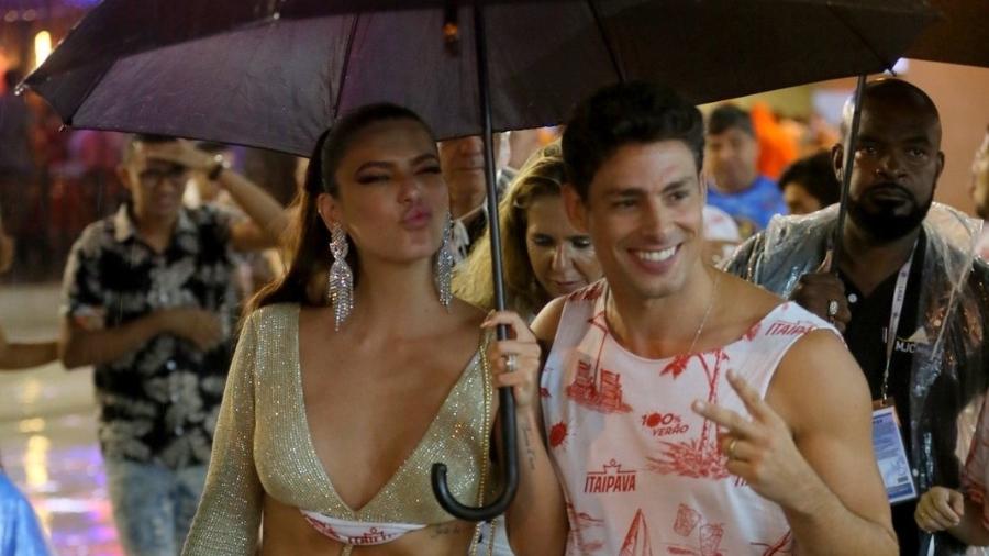 Cauã Reymond e Mariana Goldfarb tentam escapar da chuva ao sair de camarote - AgNews