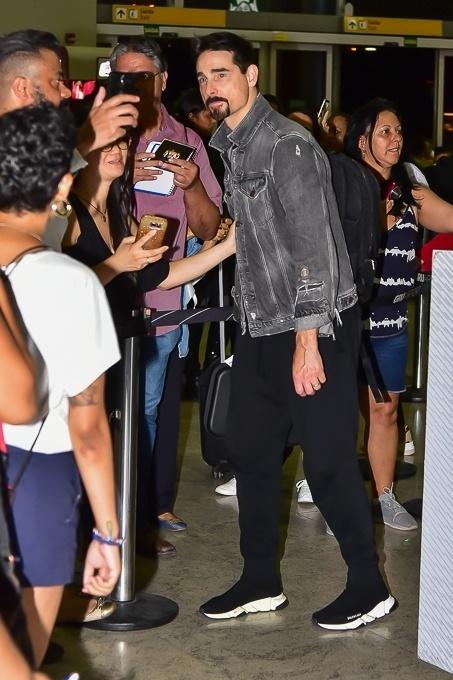 Kevin, dos Backstreet Boys, atende fãs no aeroporto de Guarulhos - Marcello Sá Barretto/AgNews