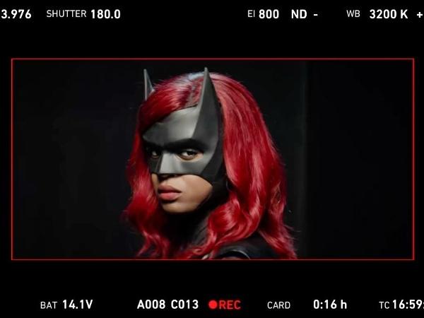 A atriz está com a mesma roupa que Ruby Rose usou, mas deu a entender que ainda vai mudar